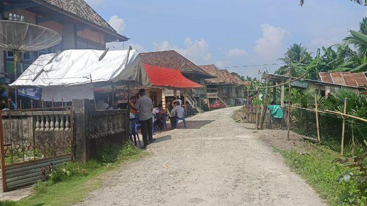 KETUA BAZNAS OKI - Sanak saudara sudah memenuhi rumah duka di Desa Benawa, Kecamatan Teluk Gelam, Kabupaten Ogan Komering Ilir (OKI), Sumatera Selatan pada Kamis (9/10/2025) siang.