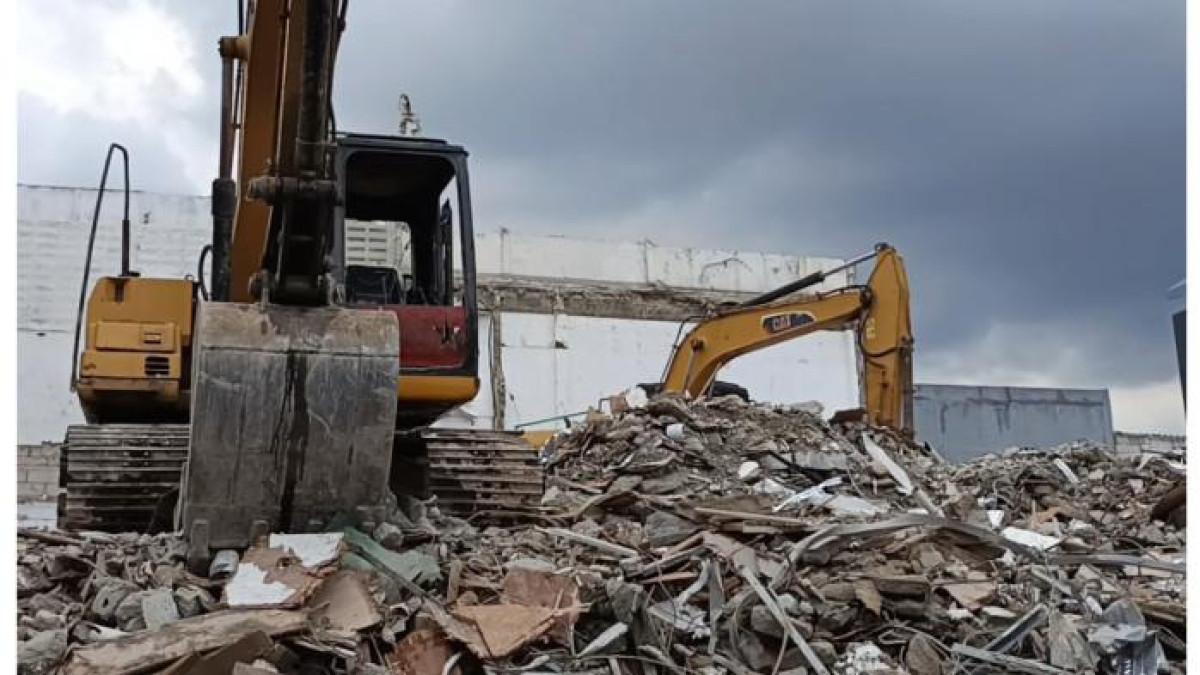 RUMAH SAHRONI - Rumah politikus NasDem Ahmad Sahroni di Jalan Swasembada Timur XXII, Kelurahan Kebon Bawang, Tanjung Priok, Jakarta Utara, dibongkar setelah menjadi sasaran penjarahan massa pada 30 Agustus 2025 silam.