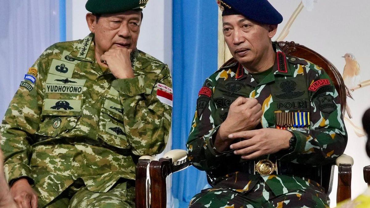 SBY SKIP KAPOLRI - Presiden ke-6 Susilo Bambang Yudhoyono (SBY) dan Kapolri Jenderal Listyo Sigit Prabowo berbincang-bincang dalam HUT ke-80 TNI di Monas, Jakarta, Minggu (5/10/2025).