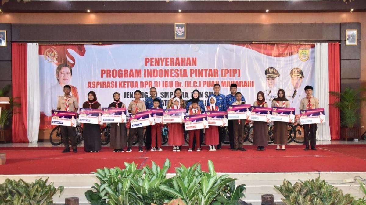 PENDIDIKAN DI SUKOHARJO - Sebanyak 15.637 siswa tingkat SD, SMP dan SMA di Sukoharjo menerima Program Indonesia Pintar (PIP) di gedung graha PGRI, Kabupaten Sukoharjo pada Jumat (17/10/2025).