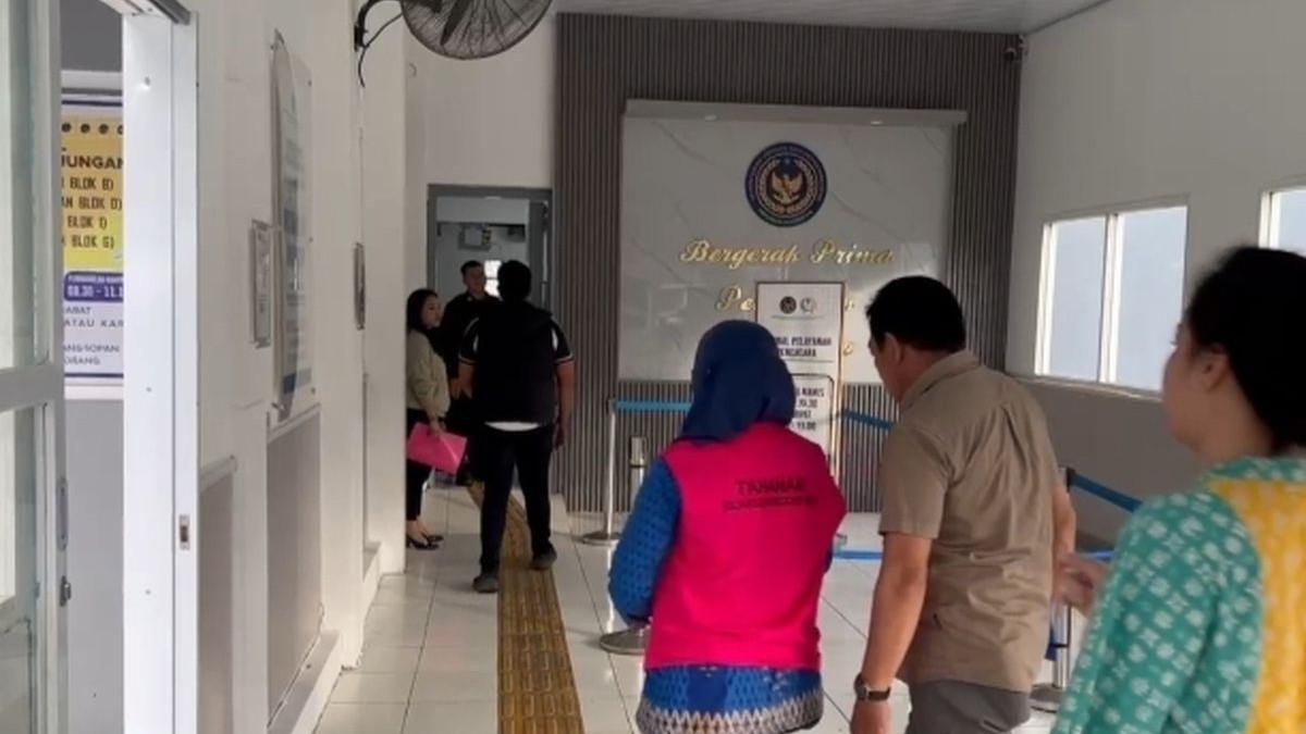 SOSOK KEPSEK KORUPSI - SH, Kepala Sekolah Menengah Pertama (SMP) di Kabupaten Gowa, Sulawesi Selatan digelandang atas kasus korupsi dana BOS Rp 1,3 Miliar. Selasa, (18/11/2025).
