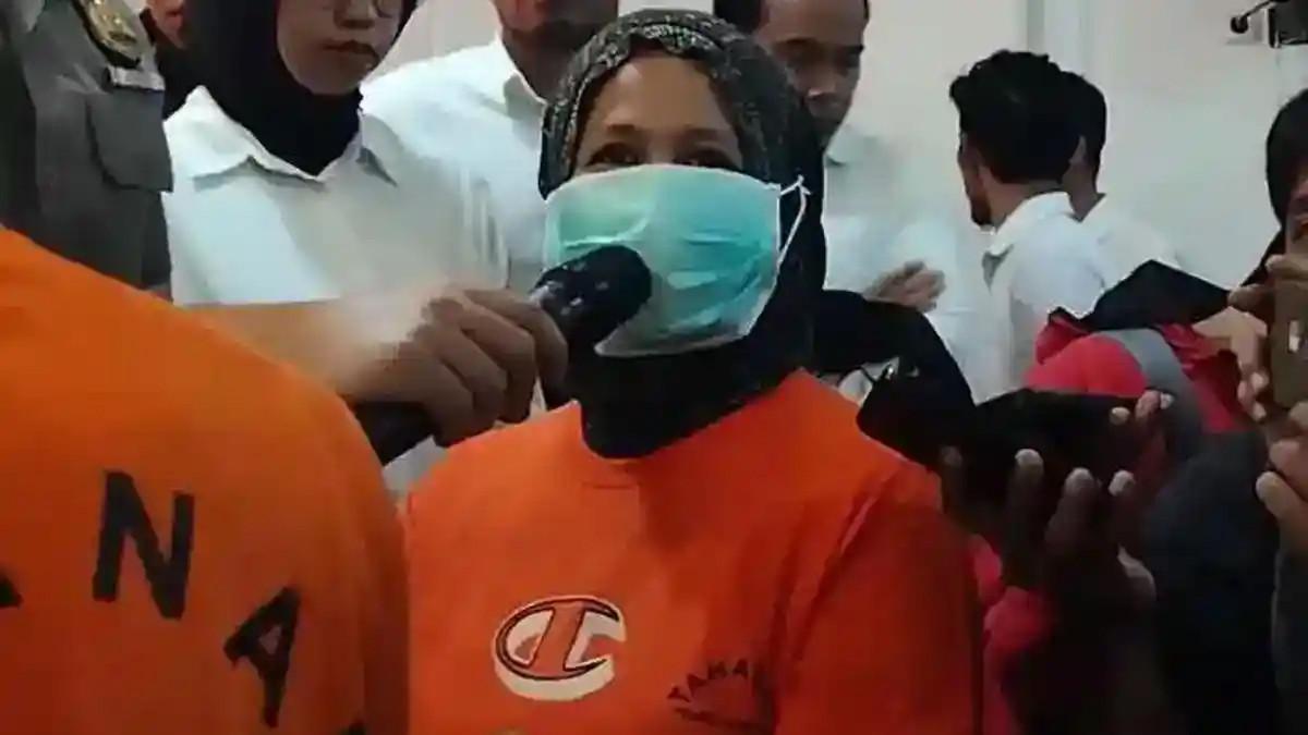 BERITA VIRAL MAKASSAR - SM (39) bos pemilik 10 warung nasi kuning di Makassar saat diinterogasi Kapolrestabes Makassar, Kombes Pol Arya Perdana, di Mapolrestabes Makassar, Jl Ahmad Yani, Kecamatan Wajo, Kota Makassar, Sulawesi Selatan, Senin (5/1/2026). SM ditangkap uasi memaksa suaminya berhubungan badan dengan karyawan lalu direkam.