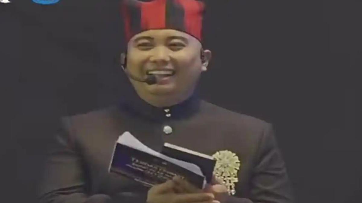 MC LCC MPR- Said Akhmad, MC Lomba Cerdas Cermat (LCC) Empat Pilar MPR RI tuai pujian disebut Diam itu emas di tengah polemik juri diprotes peserta.
