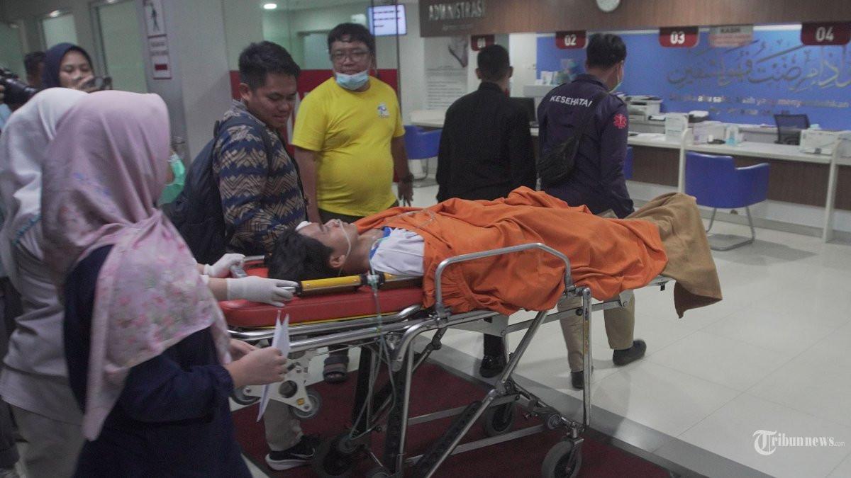 PERAWATAN KORBAN - Salah satu korban ledakan di SMAN 72 dibawa Instalasi Gawat Darurat (IGD) RS Yarsi, Jakarta Pusat, Jumat (7/11/2025). Tujuh korban ledakan di SMAN 72 Kelapa Gading dilarikan ke Rumah Sakit (RS) Yarsi, Tujuh korban itu terbagi menjadi satu red zone, lima yellow zone, dan satu green zone.