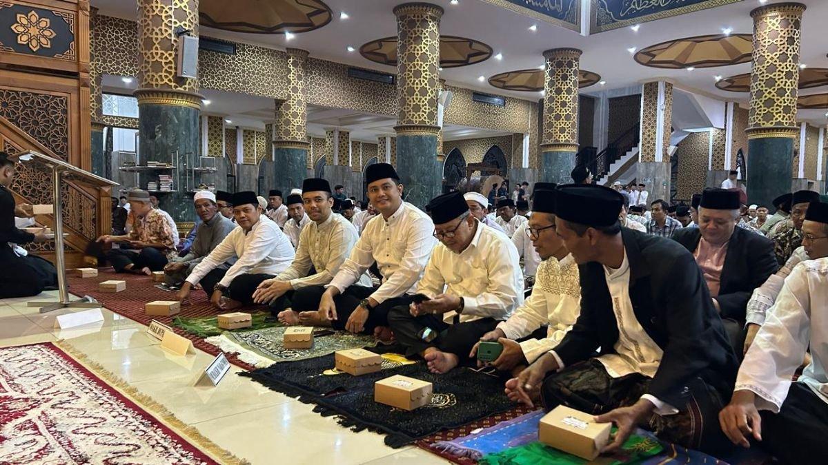 INFO KLATEN - Salat Isya dan Tarawih keliling (Tarling) Ramadan 1446 Hijriah atau 2025 Masehi bersama Bupati Klaten Hamenang Wajar Ismoyo, Wabup Benny Indra Ardhianto dan Forkopimda Klaten di Masjid Agung Al Aqsha Klaten, pada Minggu (16/3/2025).