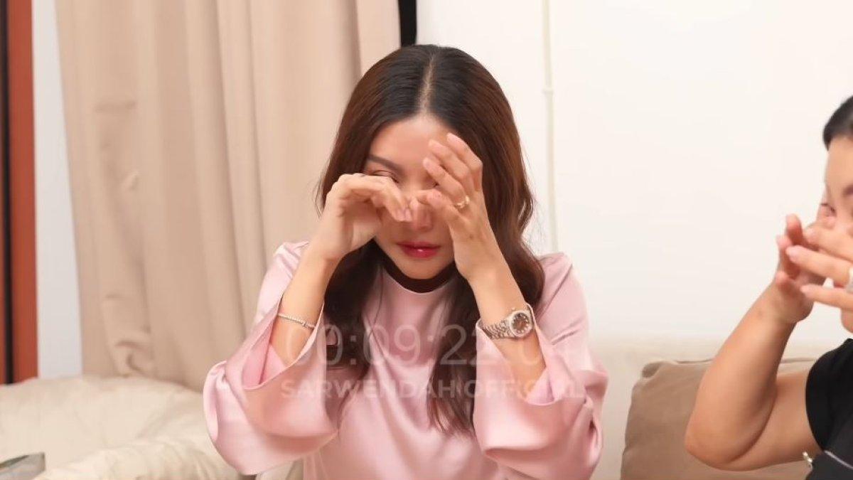 Sarwendah menangis saat curhat soal rumah tangganya.