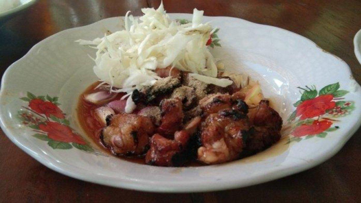 KULINER KLATEN: Penampakan satu porsi sate kambing Pak Kamto yang dijual di warungnya, di pinggir Jalan Raya Jatinom, Klaten