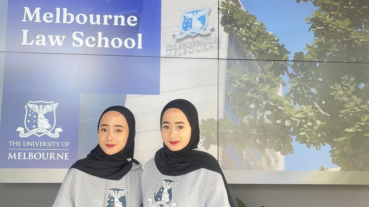 SOSOK VIRAL - Saudara kembar Devi Yusvitasari dan Desi Yunitasari lolos beasiswa LPDP bersama lalu mulai kuliah di University of Melbourne Australia tahun 2025.
