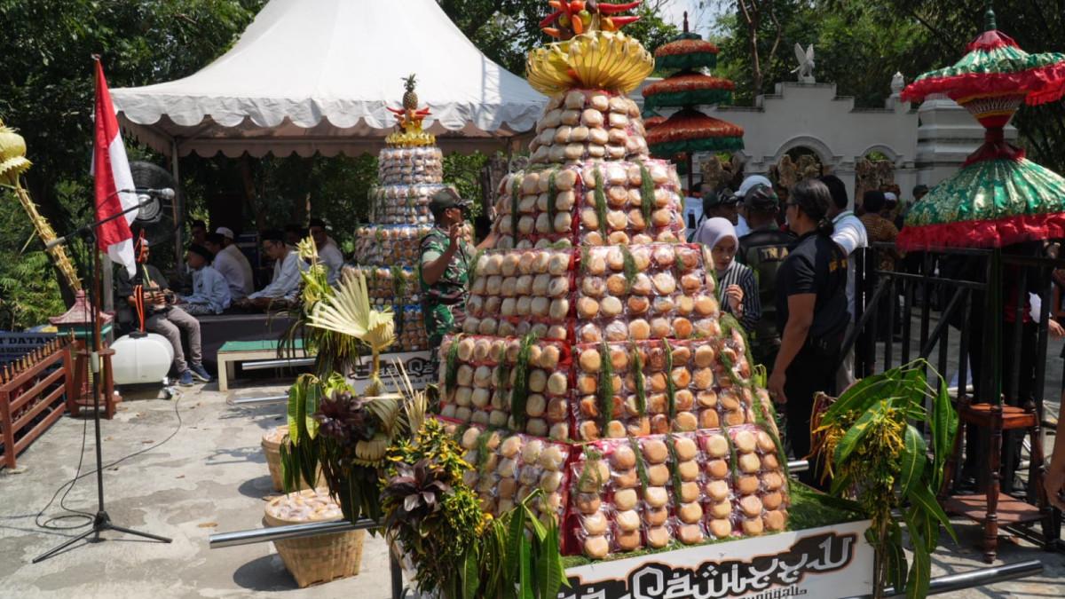 TRADISI YAA QAWIYYU - Sebaran apem yang menjadi puncak tradisi Yaa Qawiyyu  di Lapangan Klampeyan, kompleks Makam Kiai Ageng Gribig, Kelurahan Jatinom, Kecamatan Jatinom, Klaten dibanjiri ribuan warga, pada Jumat (8/8/2024).