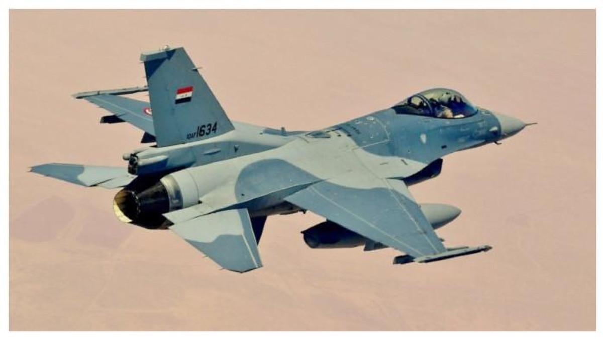 JET TEMPUR TERPOPULER - Sebuah pesawat tempur F-16 Fighting Falcon milik Angkatan Udara Irak terbang di atas lokasi yang dirahasiakan, 18 Juli 2019. Terbaik belum tentu terpopuler, inilah 10 jet tempur yang paling banyak digunakan di seluruh dunia.