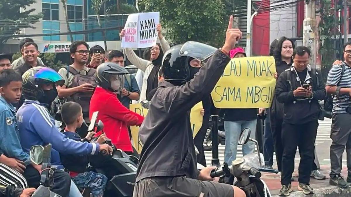 DEMO MBG - Sejumlah pengendara membunyikan klakson saat melintas di depan Kantor Badan Gizi Nasional (BGN), Kebon Sirih, Jakarta Pusat, Rabu (10/6/2026). Respons itu muncul setelah massa MBG Watch membentangkan poster ajakan menyuarakan kritik terhadap Program Makan Bergizi Gratis (MBG).