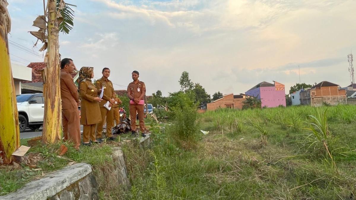 SEKOLAH RAKYAT SUKOHARJO - Bupati Sukoharjo, Etik Suryani, meninjau langsung lahan milik Pemerintah Daerah (Pemda) yang akan digunakan untuk pembangunan gedung Sekolah Rakyat, Selasa (7/10/2025).