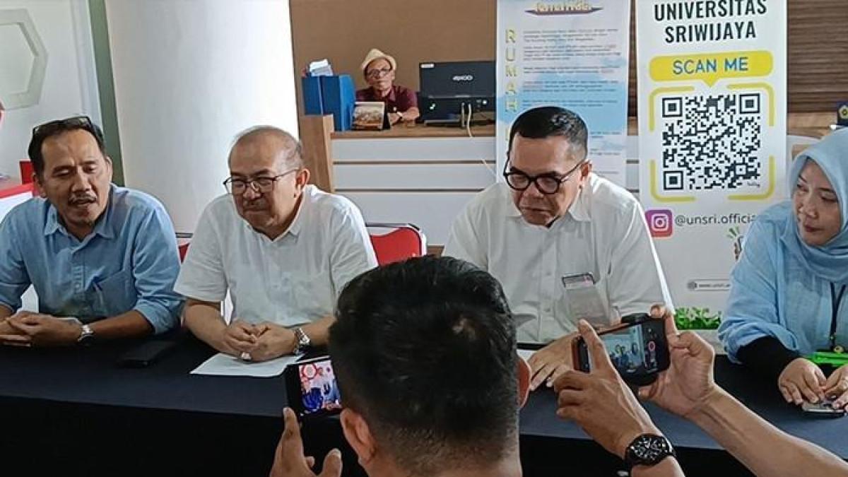 DIPAKSA CIUM - Sekretaris Universitas Sriwijaya Prof Dr Alfitri Msi memberikan keterangan dalam jumpa pers terkait video viral mahasiswa Fakultas Pertanian Unsri. Pihaknya pun minta maaf