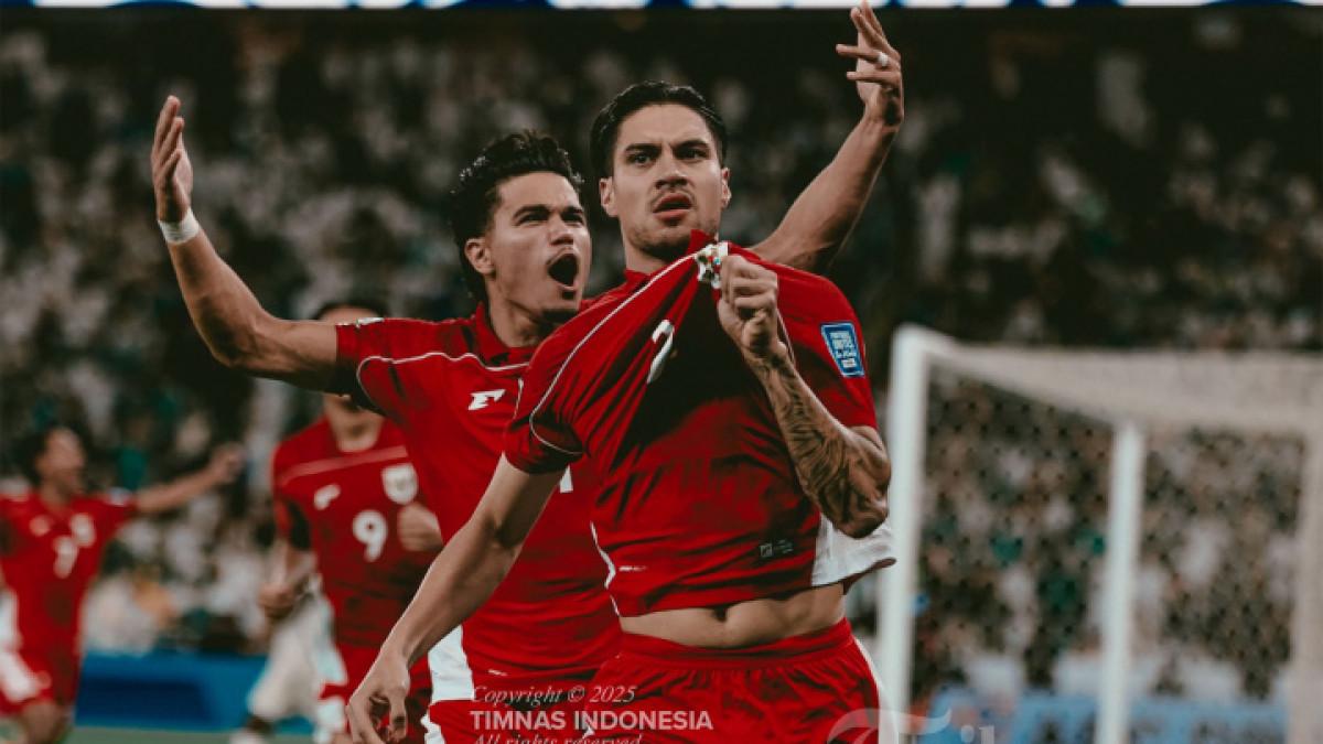 KALAH - Selebrasi pesepak bola Timas Indonesia, Kevin Diks usai mencetak gol dari titik penalti saat melawan Arab Saudi pada laga pertama Grup B babak 4 Kualifikasi Piala Dunia 2026 di Stadion King Abdullah, Jeddah, Kamis (9/10/2025) dini hari WIB. Timnas Indonesia takluk dari Arab Saudi dengan skor akhir 3-2.