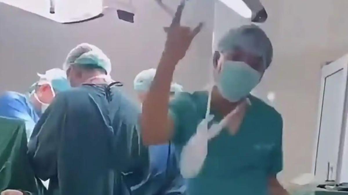 NAKES JOGET - Seorang perawat berinisial RA berjoget di ruang operasi RSU Datu Beru Takengon, Aceh Tengah.