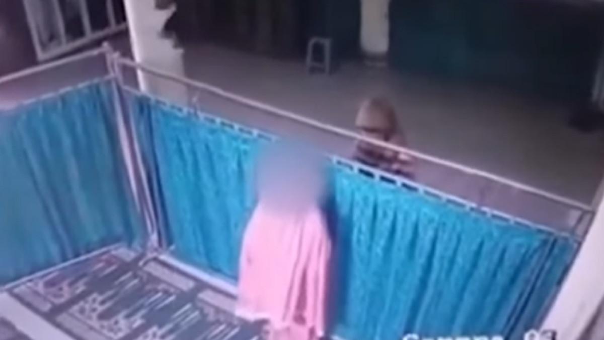 PELECEHAN DI MASJID - Seorang wanita di Bandar Lampung menjadi korban pelecehan saat tengah salat Zuhur pada Kamis (31/11/2025). Pelaku ternyata menyukai korban.