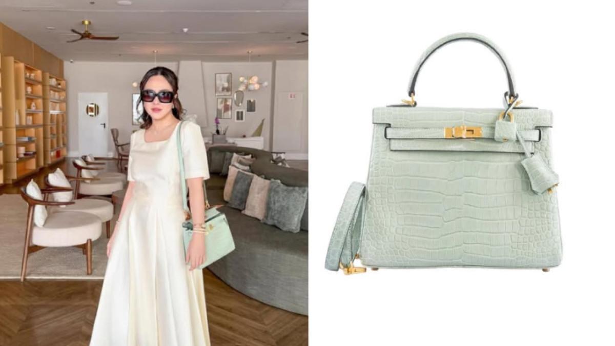 TAS SHANDY AULIA - Shandy Aulia memiliki banyak tas branded. Ia sempat menenteng Hermes Kelly 25 Matte Vert d'Eau Porosus Crocodile Gold Hardware.