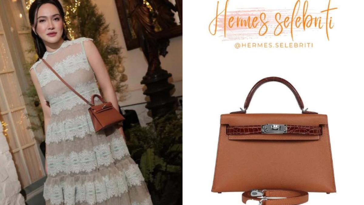 TAS SHANDY AULIA - Shandy Aulia memiliki banyak tas branded. Ia sempat menenteng Hermes Kelly 20 Mini Sellier Touch Gold Madame & Shiny Alligator with Palladium Hardware.