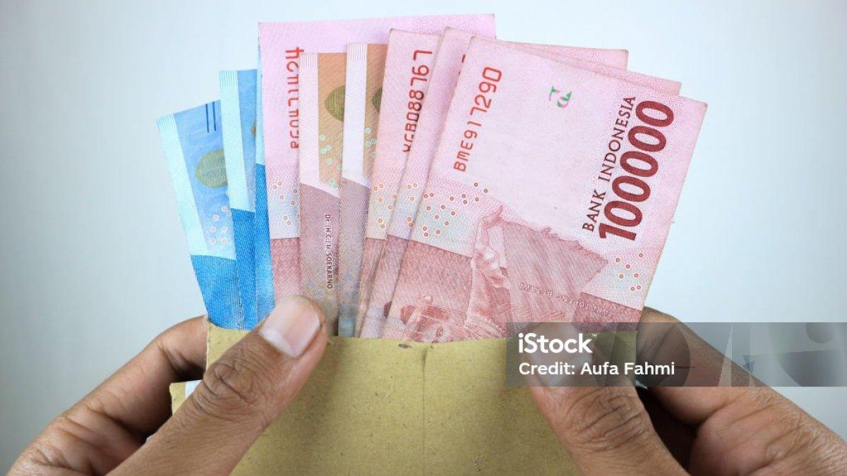 ILUSTRASI UANG RUPIAH - Ilustrasi uang rupiah di amplop yang diunduh dari iStock pada Senin (10/3/20250. Simak daftar dana desa 2025 di Purbalingga Jateng.