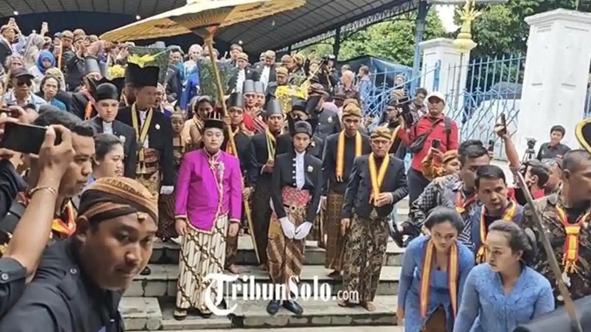 JUMENENGAN PB XIV - Sinuhun Pakubuwono XIV Purboyo tetap menggelar jumenengan atau upacara kenaikan tahta meski masih dalam masa berkabung mendiang Pakubuwono XIII, Sabtu (15/11/2025) kemarin. Maha Menteri KG Panembahan Agung Tedjowulan melalui juru bicaranya Kanjeng Pakoenagoro meminta publik menilai sendiri tindakan ini.