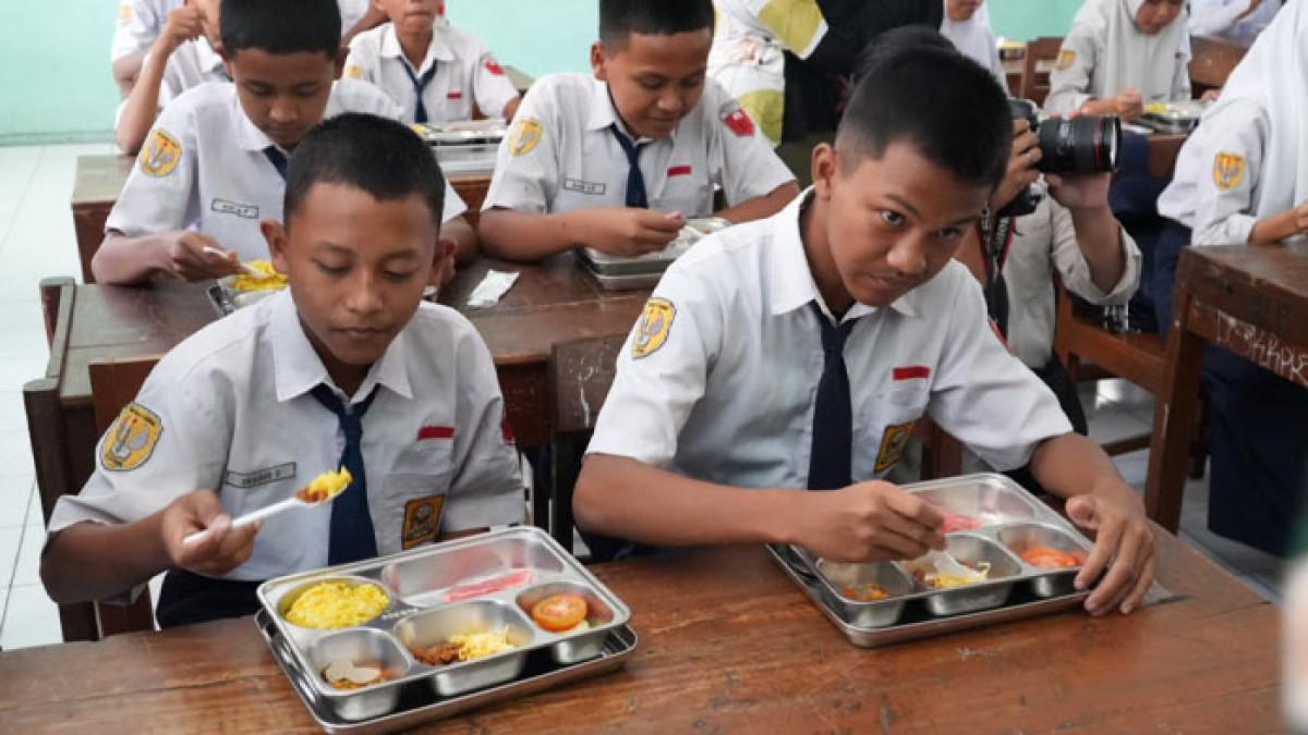 MBG DI KLATEN - Siswa SMPN 2 Cawas, Kecamatan Cawas, Klaten menikmati menu makan bergizi gratis, Kamis (4/9/2025).