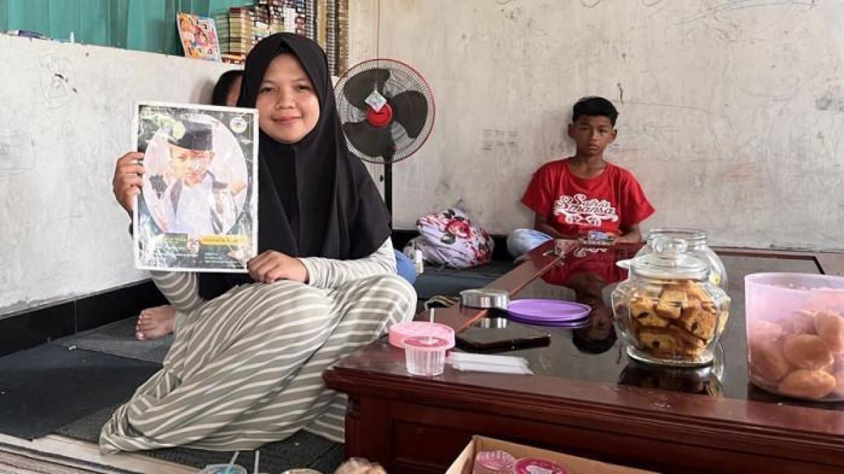 DUGAAN PERUNDUNGAN - Siti Fatimah, ibu bocah SD di Wonosobo yang meninggal diduga menjadi korban perundungan di sekolah. Suasana berkabung masih menyelimuti rumah duka di Dusun Kenjer, Kelurahan Kertek, Kabupaten Wonosobo, pada Jumat (10/10/2025).