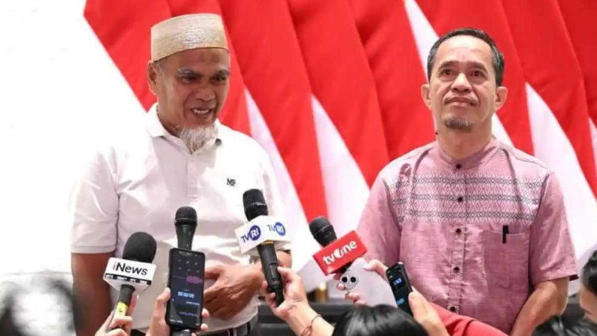 2 GURU VIRAL - Raut lega dan haru terpancar dari wajah dua guru asal Kabupaten Luwu Utara, Sulawesi Selatan, Abdul Muis dan Rasnal, setelah menerima langsung surat rehabilitasi yang diberikan oleh Presiden Republik Indonesia Prabowo Subianto di Lanud Halim Perdanakusuma, Jakarta Timur, Kamis (13/11/2025). (Dok. Biro Pers, Media, dan Informasi Sekretariat Presiden)