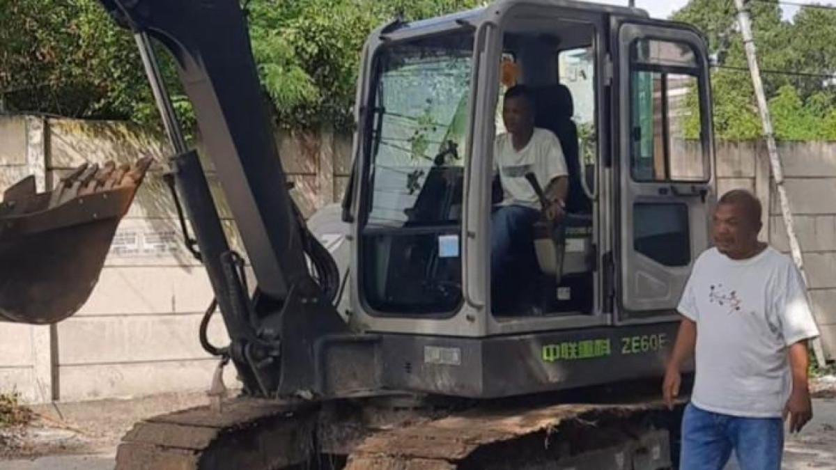 BELUM DIBAYAR - Sosok Hendrik adalah kontraktor asal Pekanbaru sekaligus pemilik CV Sultan Hamdan Halmahira. Ia membongkar drainase di Jalan Letkol Hasan Basri sebagai protes karena proyek akhir 2024 senilai Rp800 juta belum dibayar Pemkot Pekanbaru.