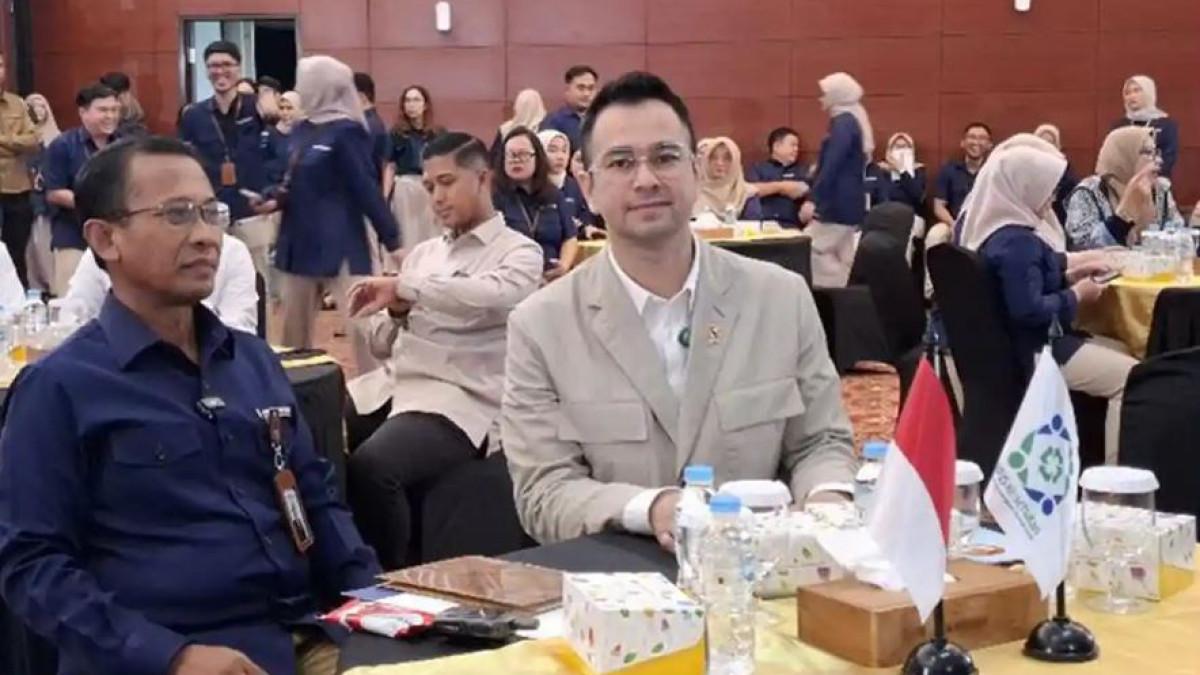 DUTA BPJS KESEHATAN - Sosok presenter Raffi Ahmad resmi kini mengemban tugas baru. Pada Kamis (24/4), ia ditunjuk sebagai Duta Kehormatan BPJS Kesehatan dalam sebuah kegiatan di Cempaka Putih, Jakarta Pusat. Penganugerahan ini diberikan langsung oleh Direktur Utama BPJS Kesehatan Prihati Pujowaskito.