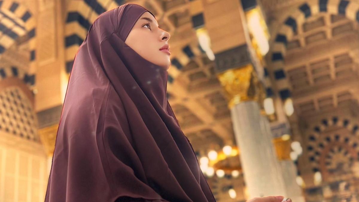 UPDATE ARTIS - Sosok selebriti Tasya Farasya saat melakukan ibadah umroh di Tanah Suci.
