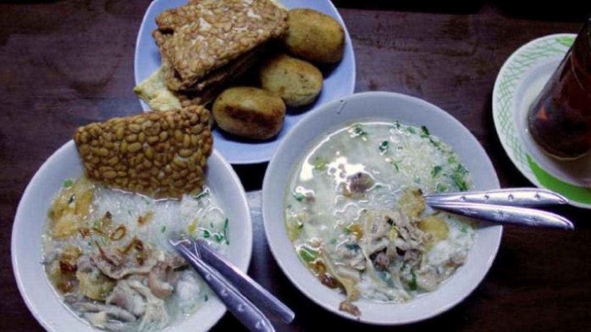 KULINER DI SOLO - Soto ayam di gerai Soto Gading 1, salah satu tujuan wisata kuliner populer di Solo, Jawa Tengah.