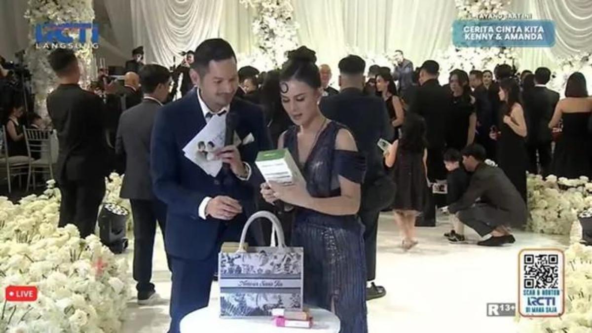 PERNIKAHAN AMANDA MANOPO - Isi souvenir pernikahan pasangan Amanda dan Kenny dibongkar oleh Astrid Tiar dan Evan Dimas sebagai pembawa acara saat disiarkan live di RCTI.