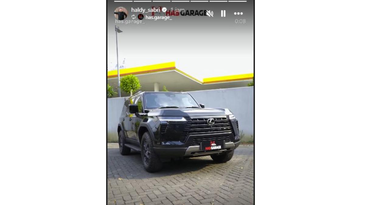 SUAMI IRISH BELLA - Haldy Sabri, Suami Irish Bella tengah pamerkan mobil
