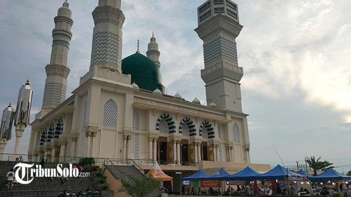 NGABUBURIT KARANGANYAR - Suasana Gebyar Syawal di halaman Masjid Agung Madaniyah Karanganyar, Jumat (12/4/2024) sore.