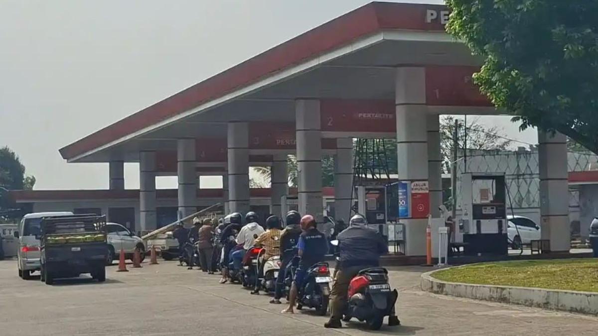 HARGA BBM NAIK - Suasana antrean pembeli Pertalite di SPBU di Gadog, Ciawi, Kabupaten Bogor, Jumat (12/6/2026).