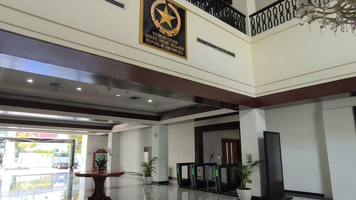 WFH ASN - Suasana lobi Kementerian Sekretariat Negara (Kemensetneg), Jakarta, Jumat (10/4/2026),saat penerapan perdana kebijakan work from home (WFH) bagi para aparatur sipil negara (ASN).