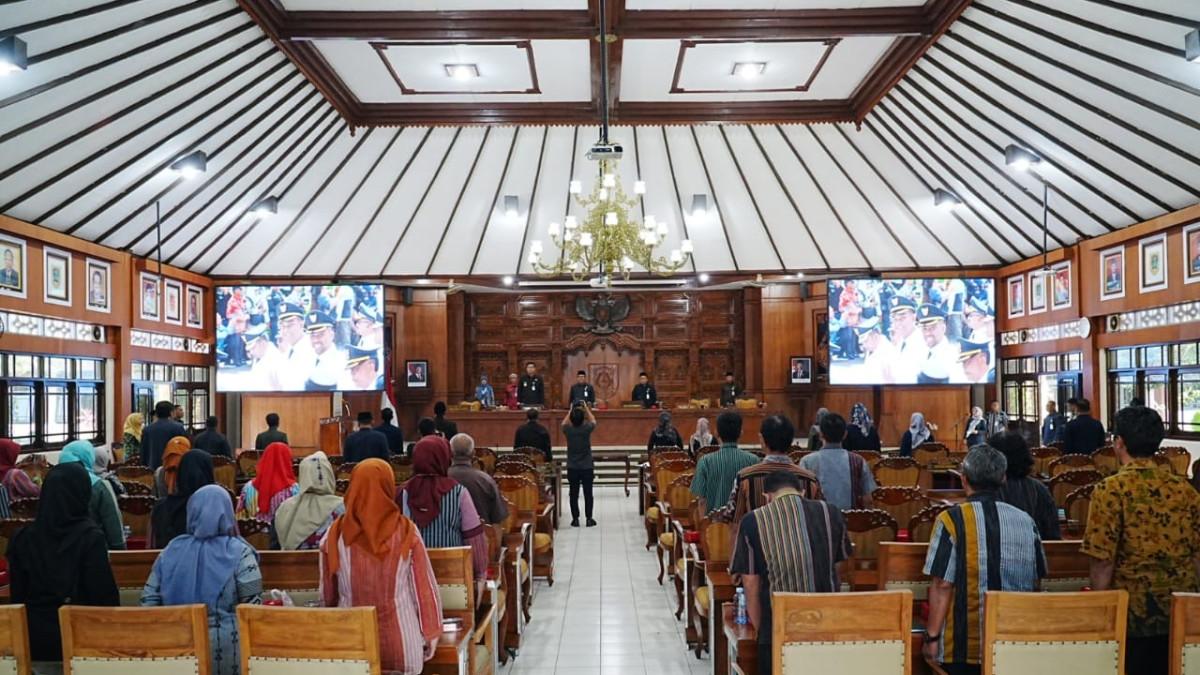 DPRD KLATEN - Suasana ruang Rapat Paripurna DPRD Kabupaten Klaten terlihat dari sisi belakang, dengan kursi peserta rapat tersusun rapi dan layar besar menampilkan agenda paripurna yang digelar Kamis (29/1/2026).
