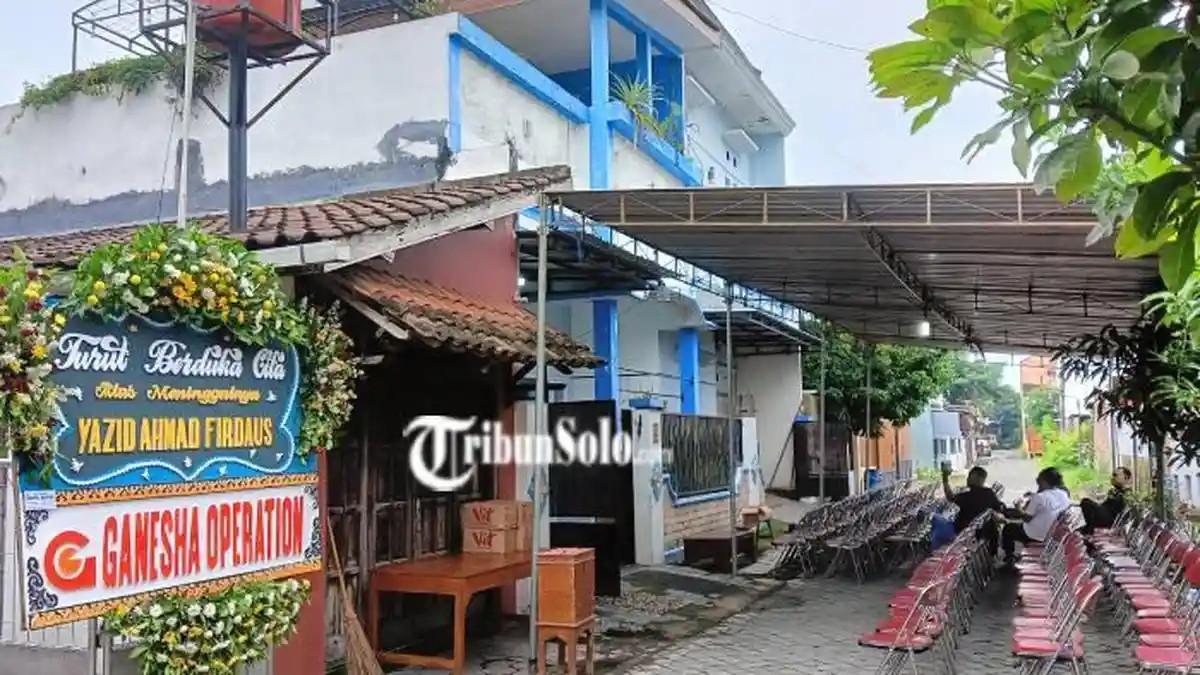 RUMAH DUKA - Suasana rumah duka Yazid Ahmad Firdaus (26) di Colomadu, Karanganyar pada Selasa (10/2/2026). Jenazah pendaki tersebut ditemukan di bukit Mitis.