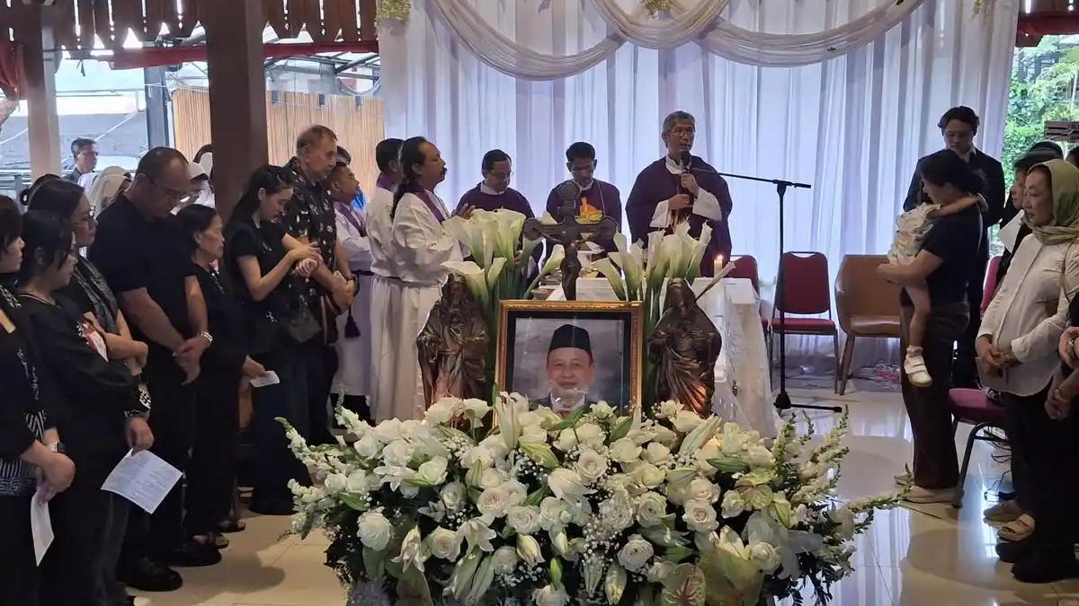 SUAMI WALI KOTA - Suasana rumah duka keluarga Wali Kota Semarang, Agustina Wilujeng Pramestuti di kawasan Gedawang, Banyumanik, Semarang, Minggu (9/11/2025). Suami Agustina, Djoko Riyanto, yang merupakan anggota Komisi C DPRD Kota Semarang dan juga kader PDI Perjuangan, tutup usia, Minggu (9/11/2025).