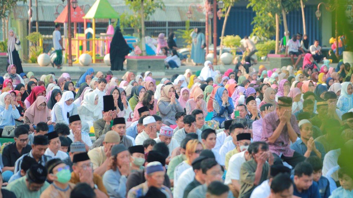 Suasana salat Idul Adha di Alun-alun Klaten, pada Senin (17/6/2024).