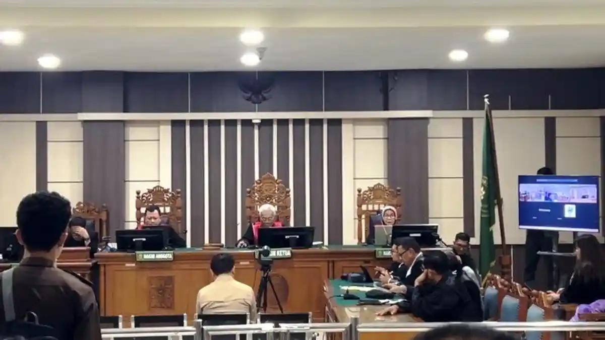SIDANG PUTUSAN - Suasana sidang putusan kasus korupsi fasilitas kredit PT Sritex di Pengadilan Tipikor Semarang, Kota Semarang, Rabu (6/5/2026), tampak penuh dan sesak oleh pengunjung hingga sebagian harus berdiri di belakang ruangan.