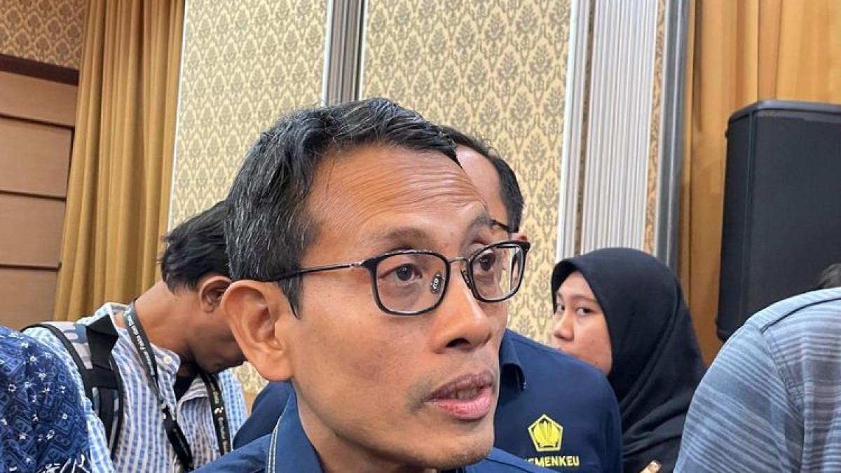 DIRUT LPDP - Sudarto diwawancarai usai jumpa pers terkait beasiswa dan kasus DS-AP, di Kementerian Keuangan, Jakarta Pusat, Rabu (25/2/2026) malam.