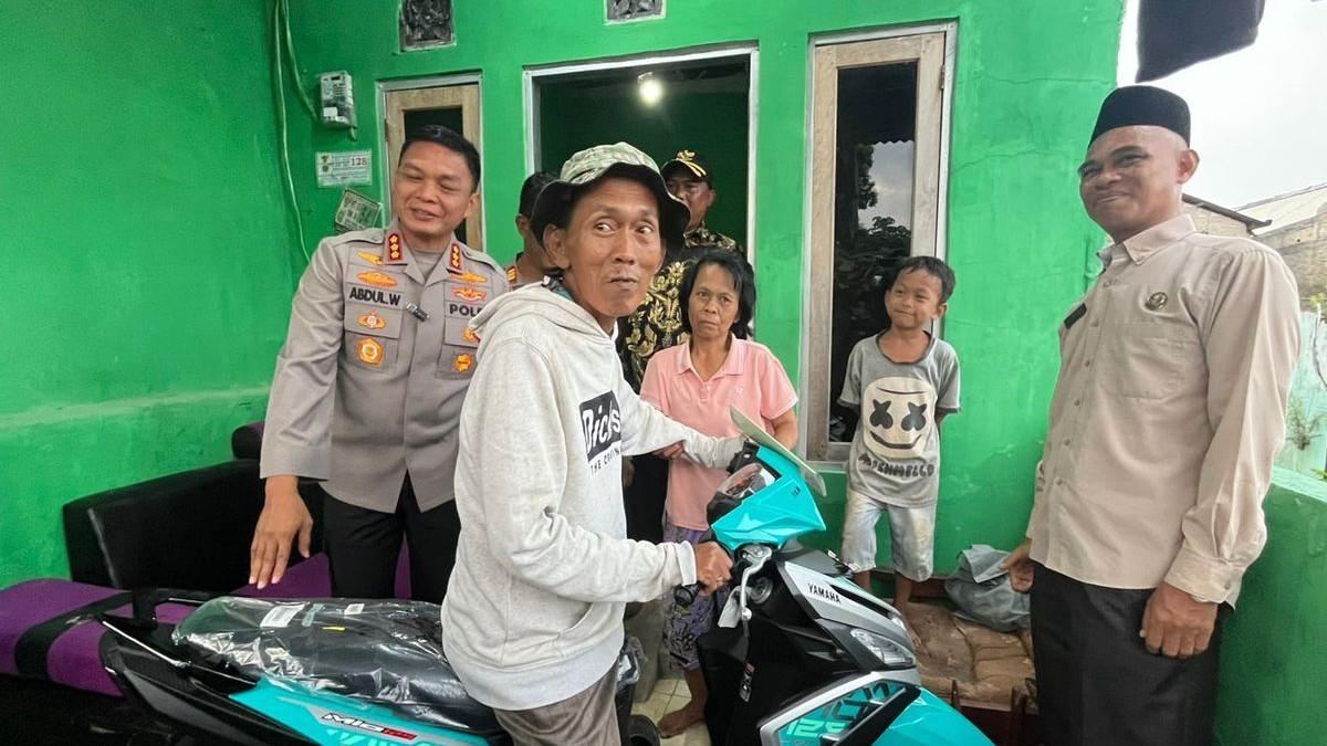 KASUS VIRAL - Suderajat (49), pedagang es gabus yang menerima motor dan modal usaha dari Polres Metro Depok seusai viral karena dituduh dagangannya menggunakan spons, Bojonggede, Kabupaten Bogor, Selasa (27/1/2026).