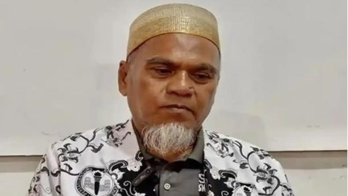 GURU DIPECAT- Abdul Muis, guru Sosiologi di SMAN 1 Luwu Utara, di Sekretariat PGRI Luwu Utara, Minggu (9/11/2025). Abdul Muis harus menerima kenyataan pahit diberhentikan tidak dengan hormat (PTDH) sebagai Aparatur Sipil Negara (ASN) berdasarkan putusan Mahkamah Agung (MA). Niat mendukung kegiatan sekolah dan memberikan tunjangan kecil bagi guru dengan tugas tambahan seperti wali kelas, pengelola laboratorium, dan wakil kepala sekolah.