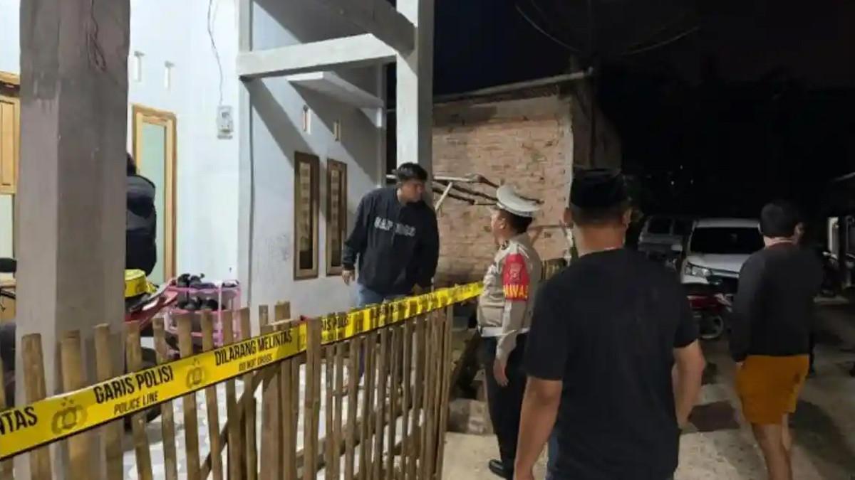 SUAMI BUNUH ISTRI- Anggota Polres Pagar Alam saat melakukan mengamankan TKP pembunuhan di Air Perikan Kota Pagar Alam. Diduga pembunuhan ini dilakukan suami kepada istrinya.