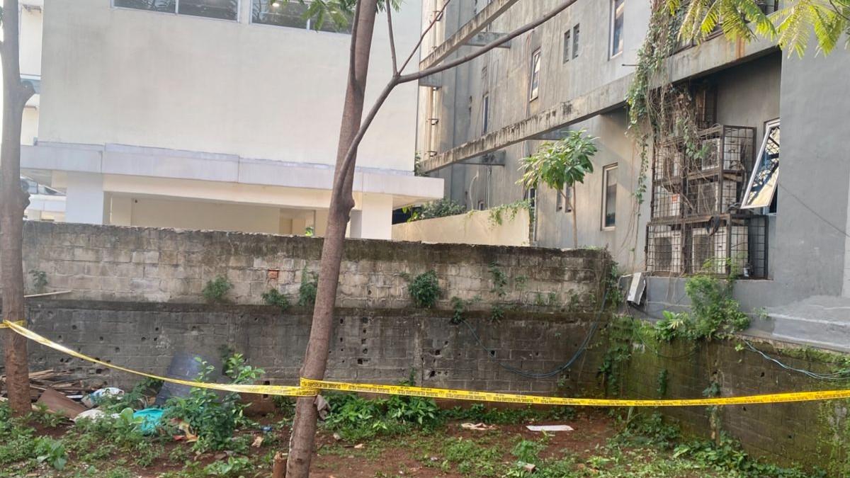 TERAPIS TEWAS - TKP penemuan jasad terapis di lahan kosong belakang gedung TIKI Pejaten, Jalan Buncit Raya, Pasar Minggu, Jakarta Selatan.(