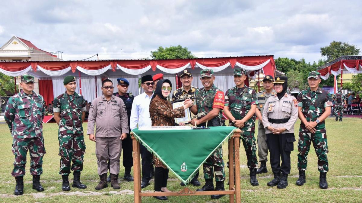 TMMD SUKOHARJO - Bupati Sukoharjo, Etik Suryani, secara resmi menutup kegiatan TNI Manunggal Membangun Desa (TMMD) Sengkuyung Tahap IV Tahun 2025 di Desa Cangkol, Kecamatan Mojolaban, Kamis (6/11/2025).