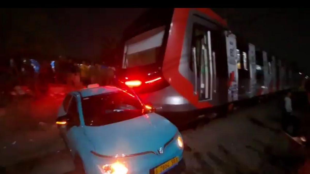 KECELAKAAN KERETA - Taksi hijau Green SM ditabrak KRL di sekitar Stasiun Bekasi Timur, Senin (26/4/2026).