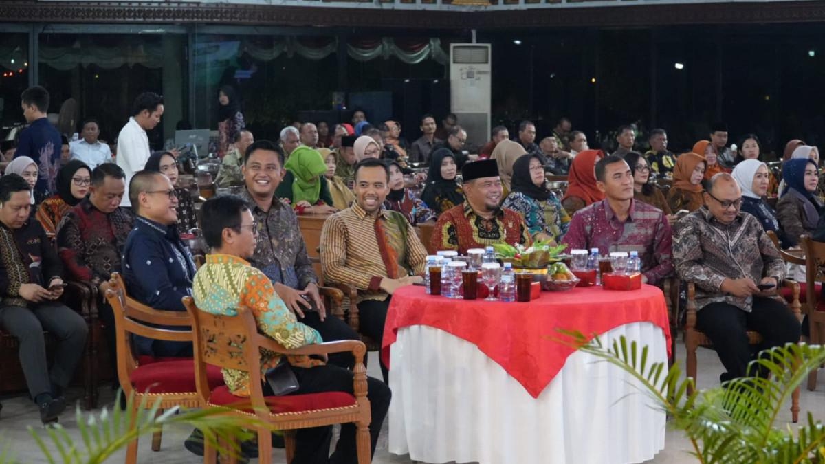 KENAL PAMIT KAJARI - Tamu undangan memenuhi Pendopo Pemkab Klaten. Mereka terdiri dari pejabat Pemkab, aparat TNI-Polri, dan berbagai unsur Forkopimda yang turut hadir dalam malam kenal pamit Kepala Kejari Klaten di Pendopo Pemkab Klaten, Sabtu (1/11/2025).