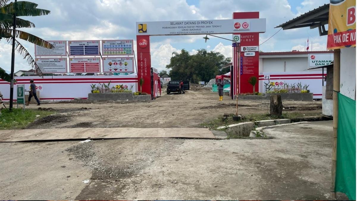 SEKOLAH RAKYAT SUKOHARJO - Kondisi terkini proses perataan lahan pembangunan gedung sekolah rakyat di Kecamatan Bendosari, Kabupaten Sukoharjo pada Rabu (4/2/2026).